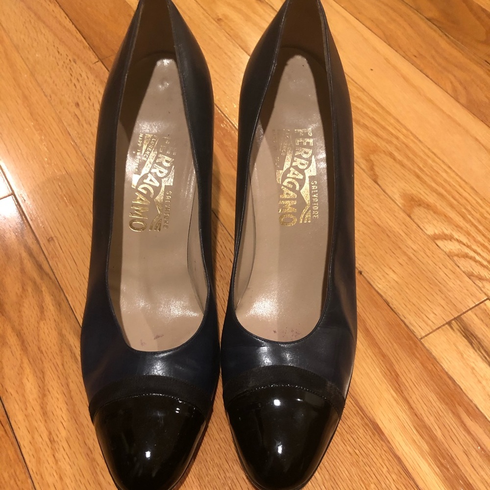 Vintage Ferragamo Blue and Black leather pumps